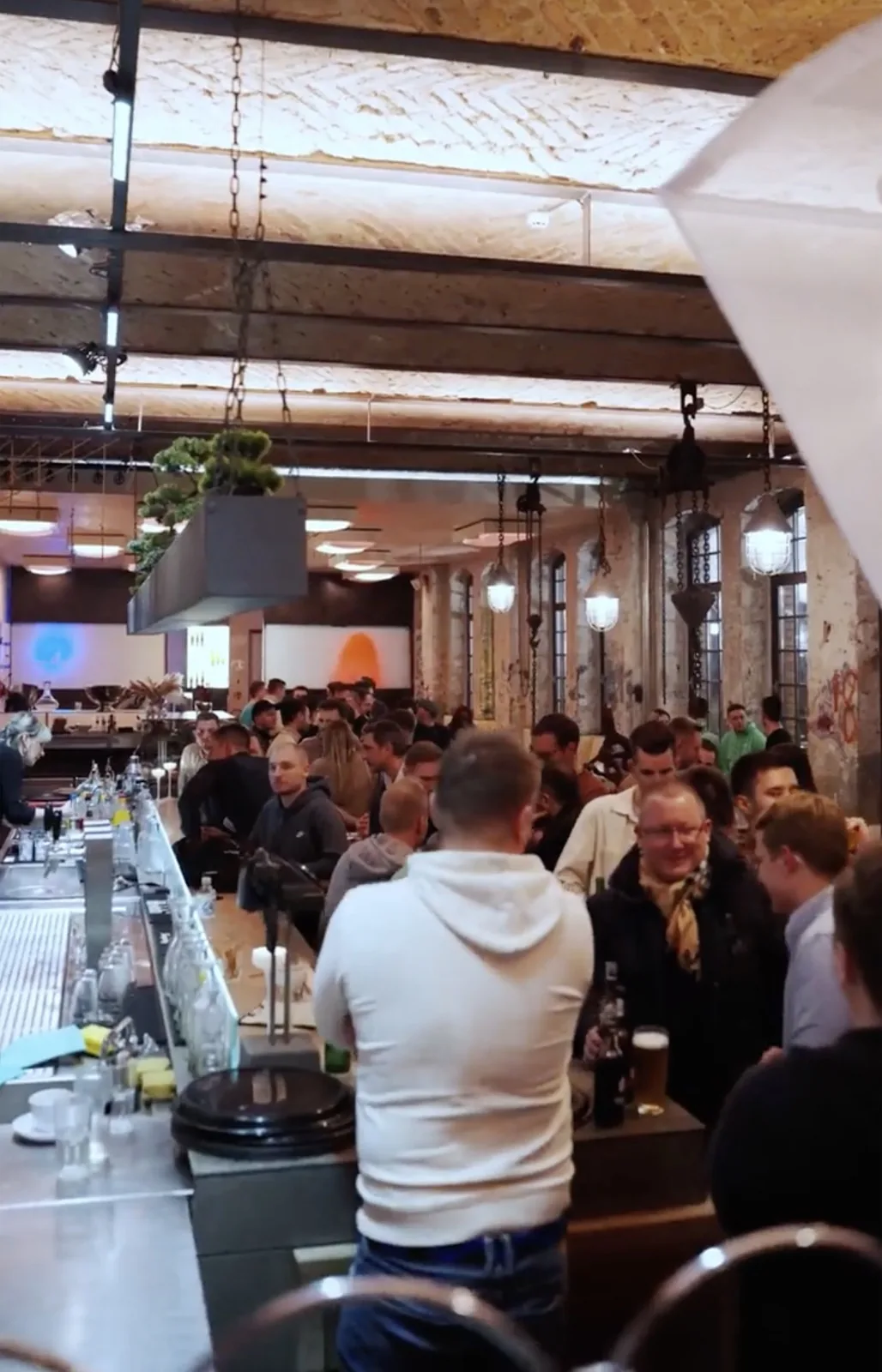 Networking-Atmosphäre auf der E-Commerce Night