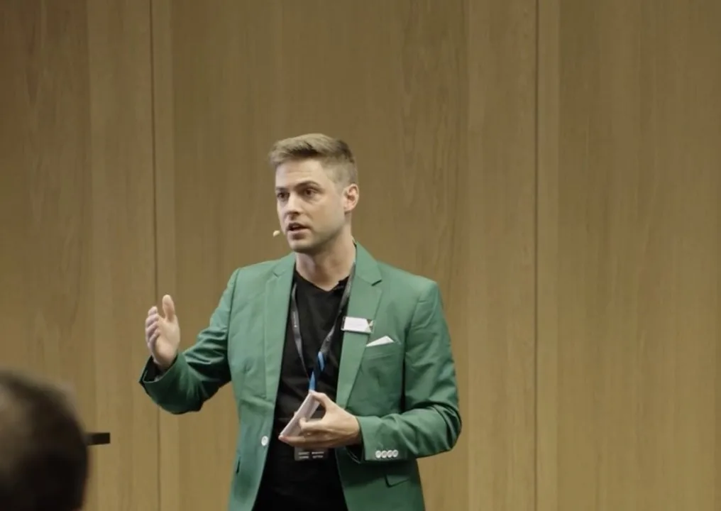 Timo Danner im Talk auf der Bühne, Frühjahr 2026