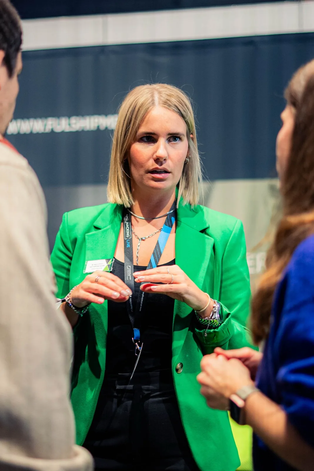 Gespräch am Fulshipment-Stand
